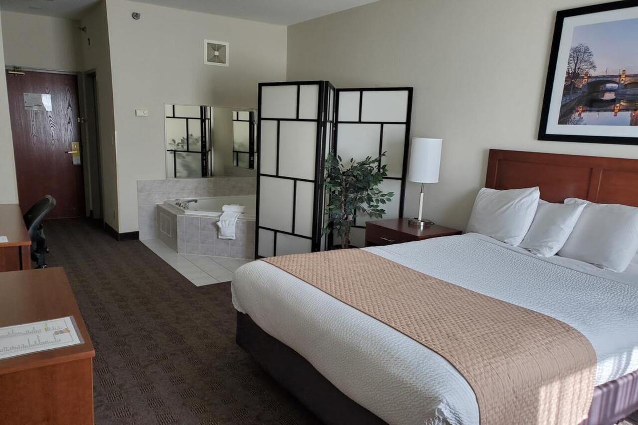 Days Inn By Wyndham Ottawa Airport Экстерьер фото