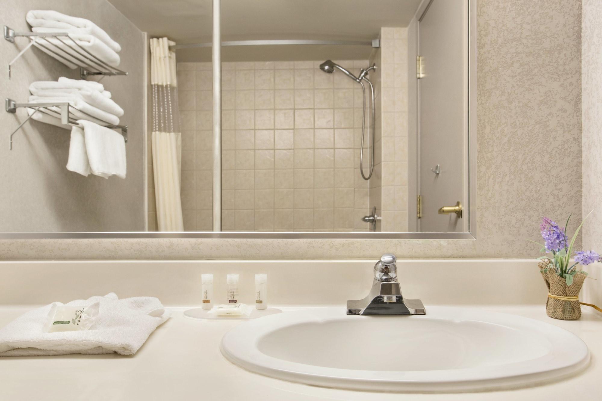 Days Inn By Wyndham Ottawa Airport Экстерьер фото