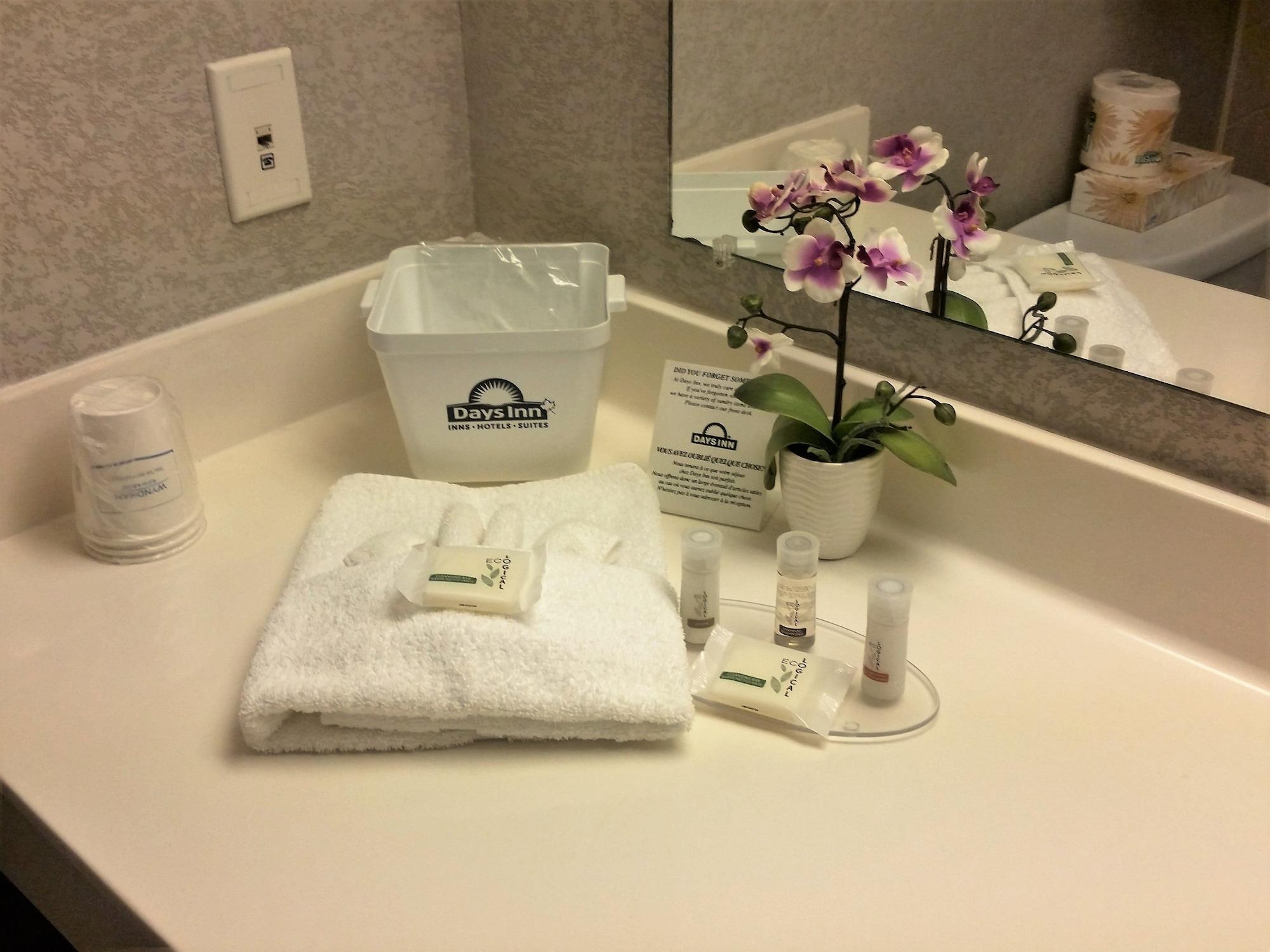 Days Inn By Wyndham Ottawa Airport Экстерьер фото