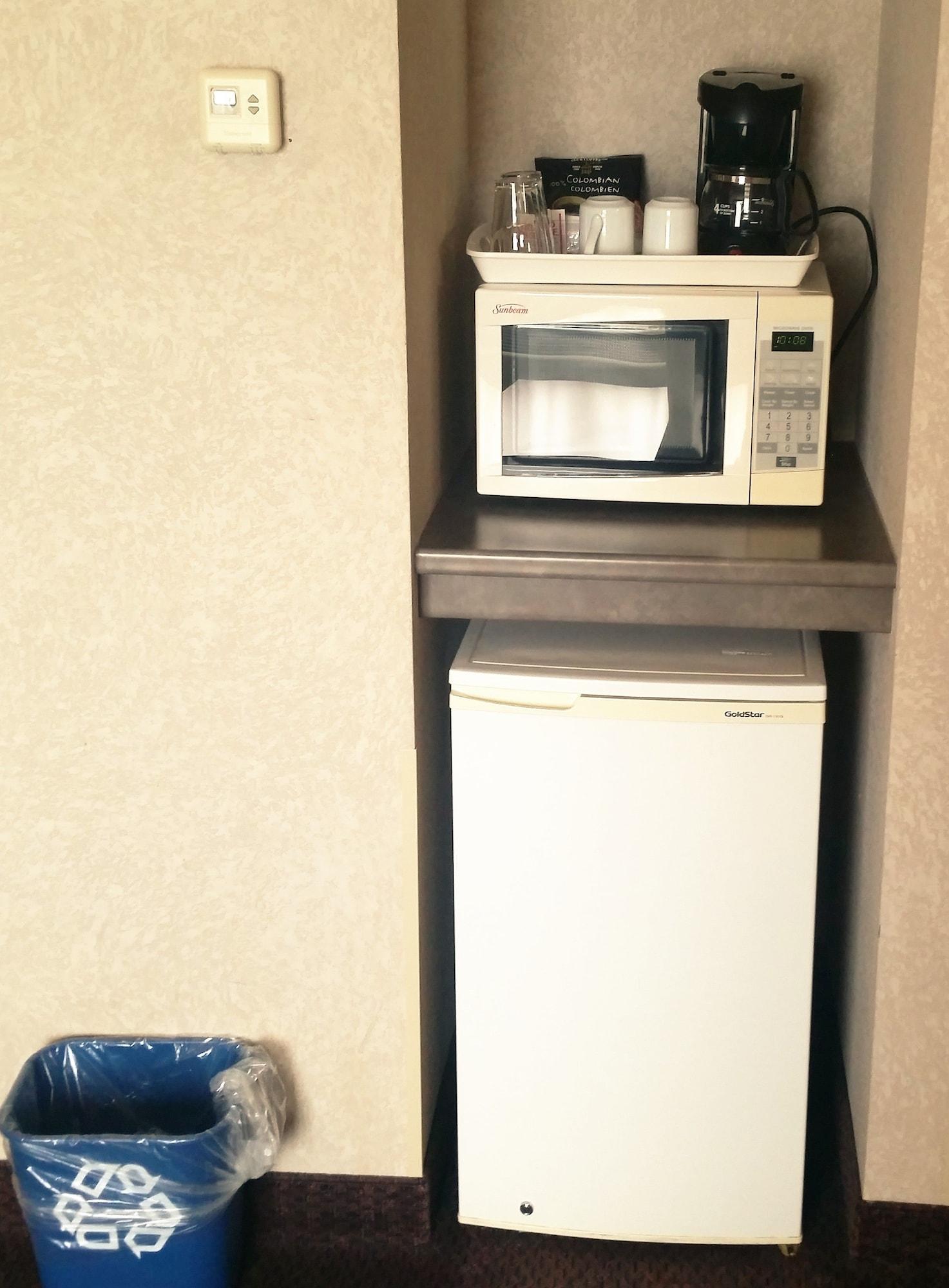 Days Inn By Wyndham Ottawa Airport Экстерьер фото