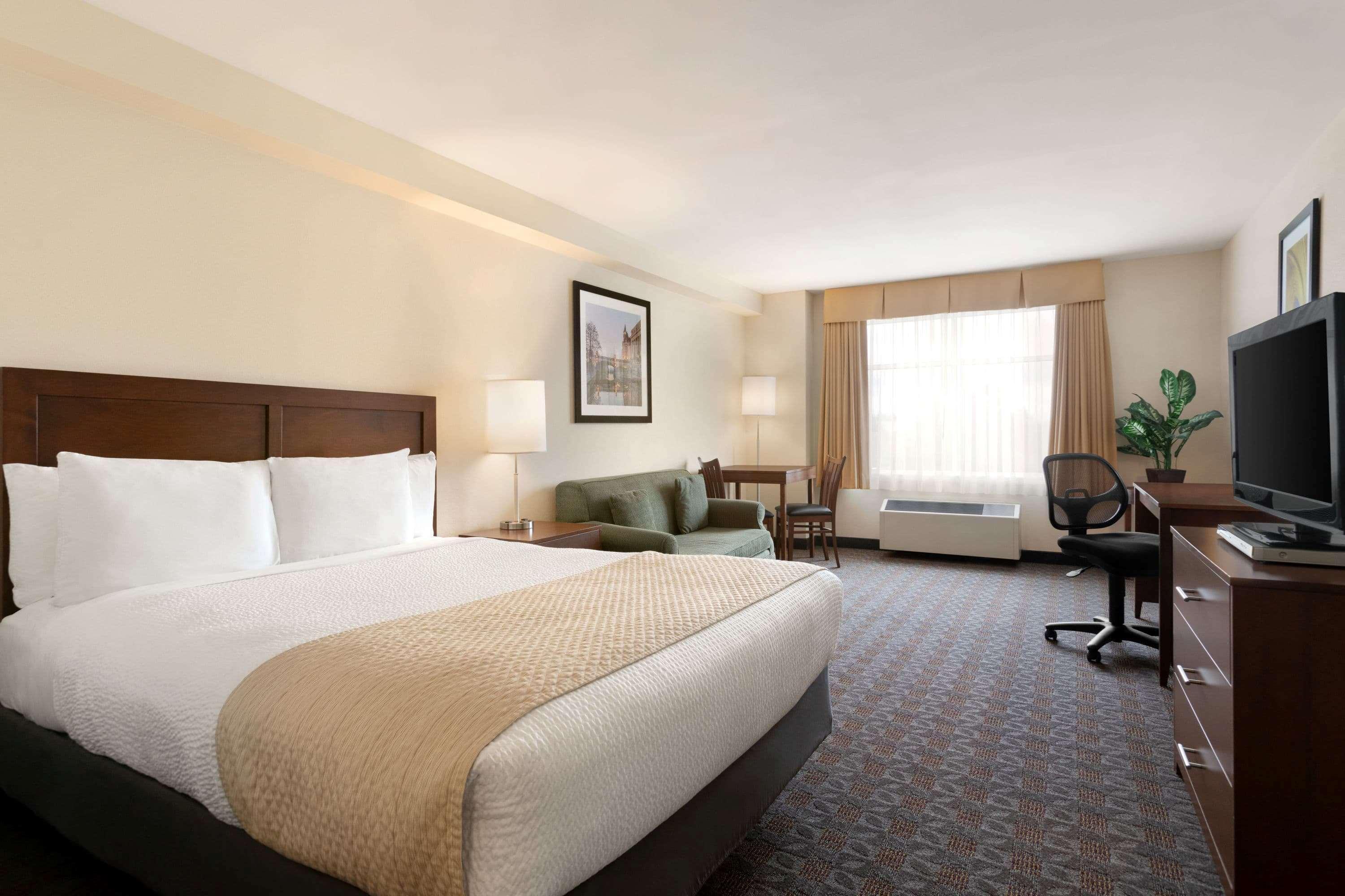 Days Inn By Wyndham Ottawa Airport Экстерьер фото