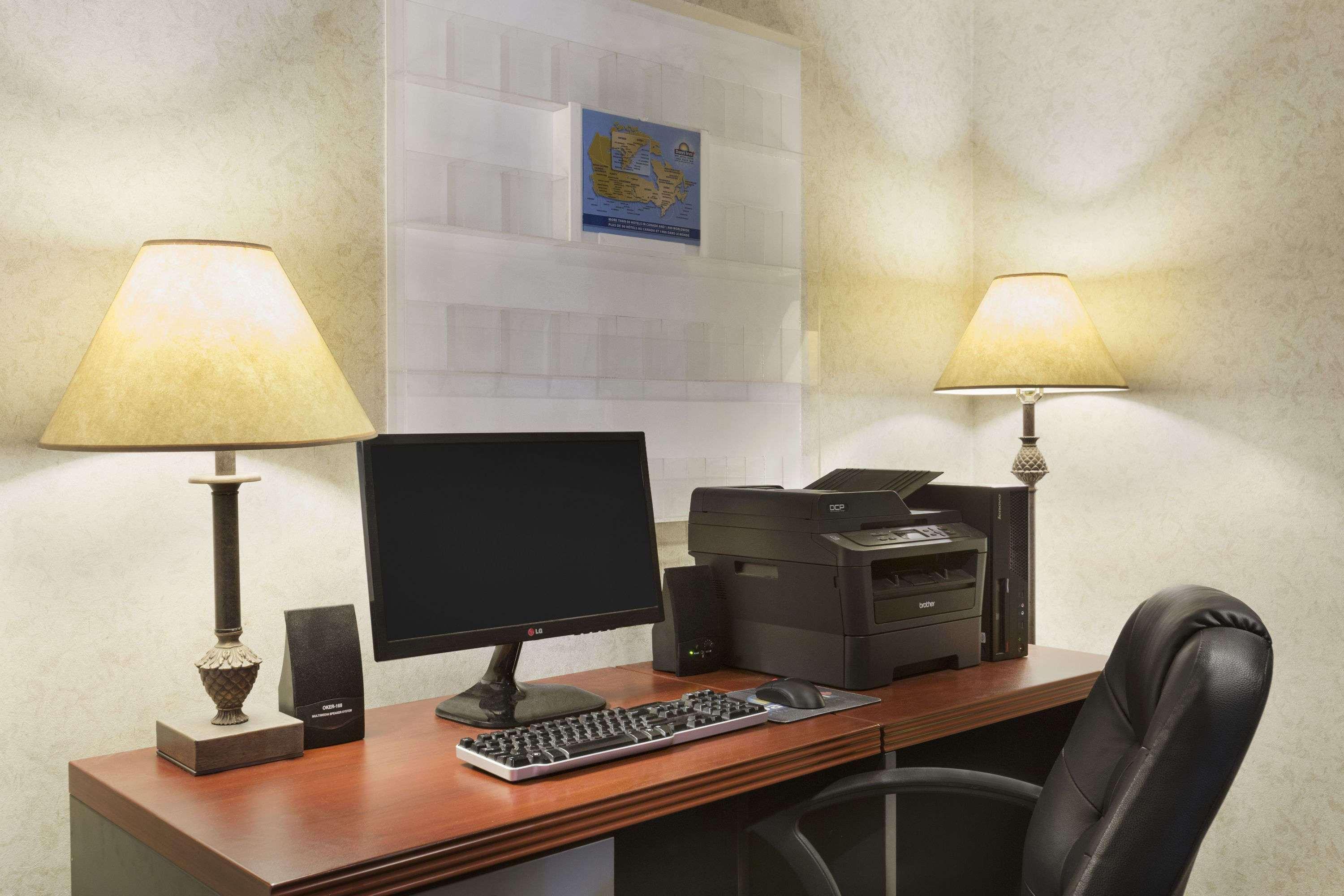 Days Inn By Wyndham Ottawa Airport Экстерьер фото