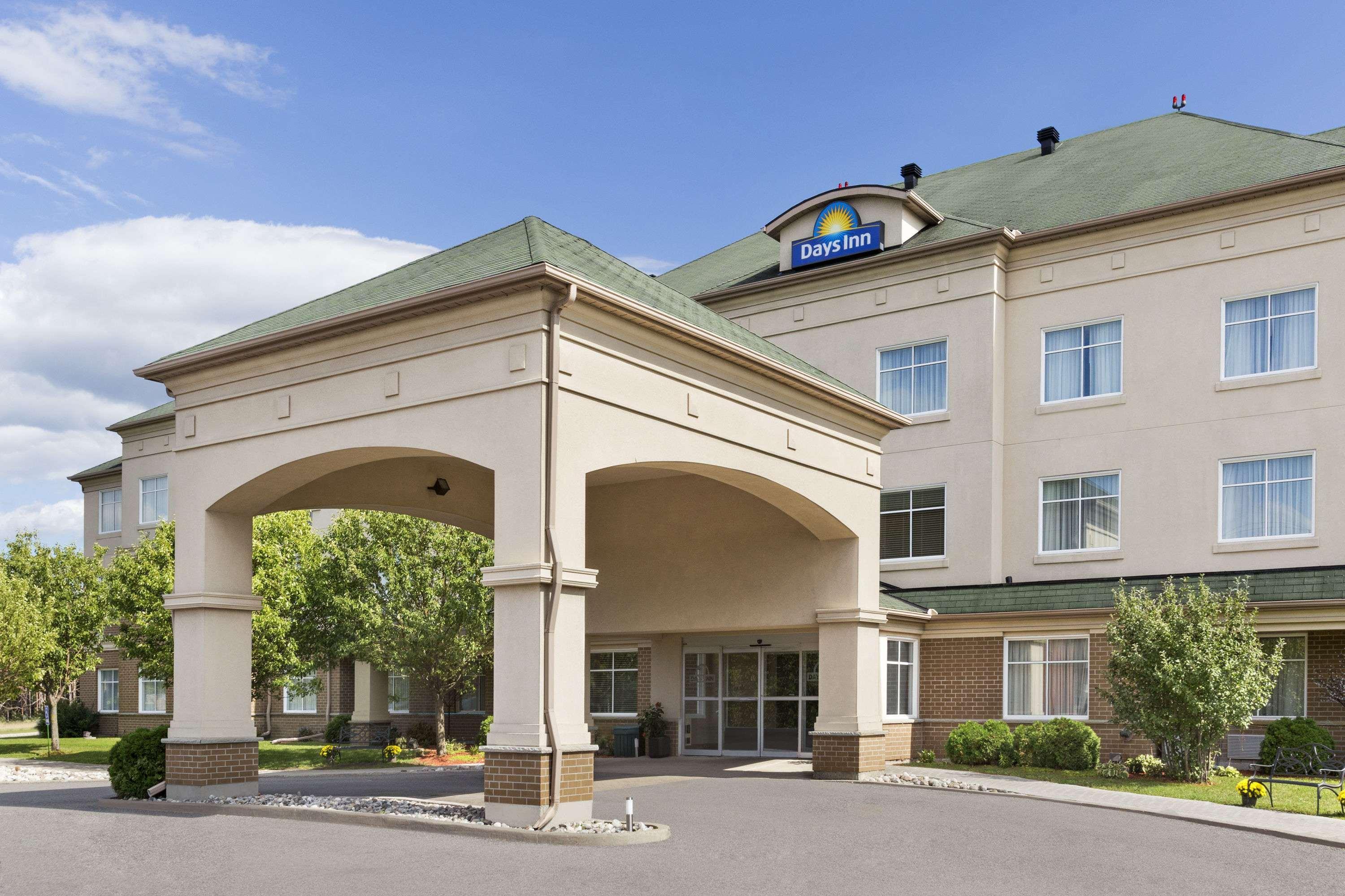 Days Inn By Wyndham Ottawa Airport Экстерьер фото