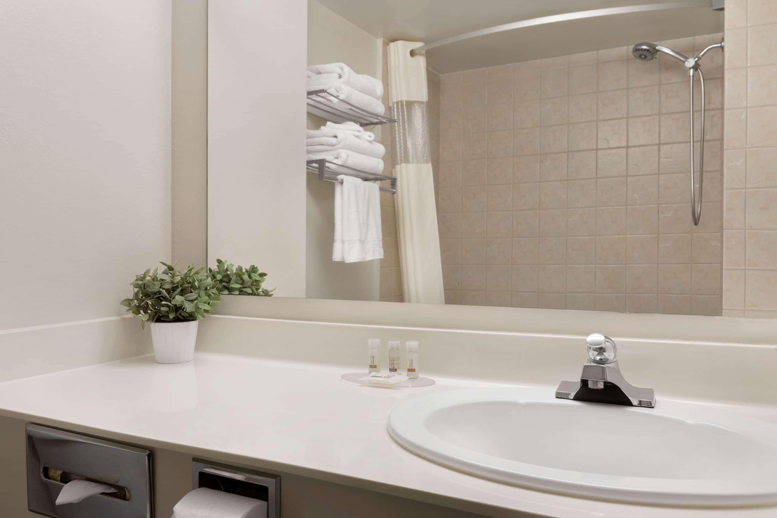 Days Inn By Wyndham Ottawa Airport Экстерьер фото