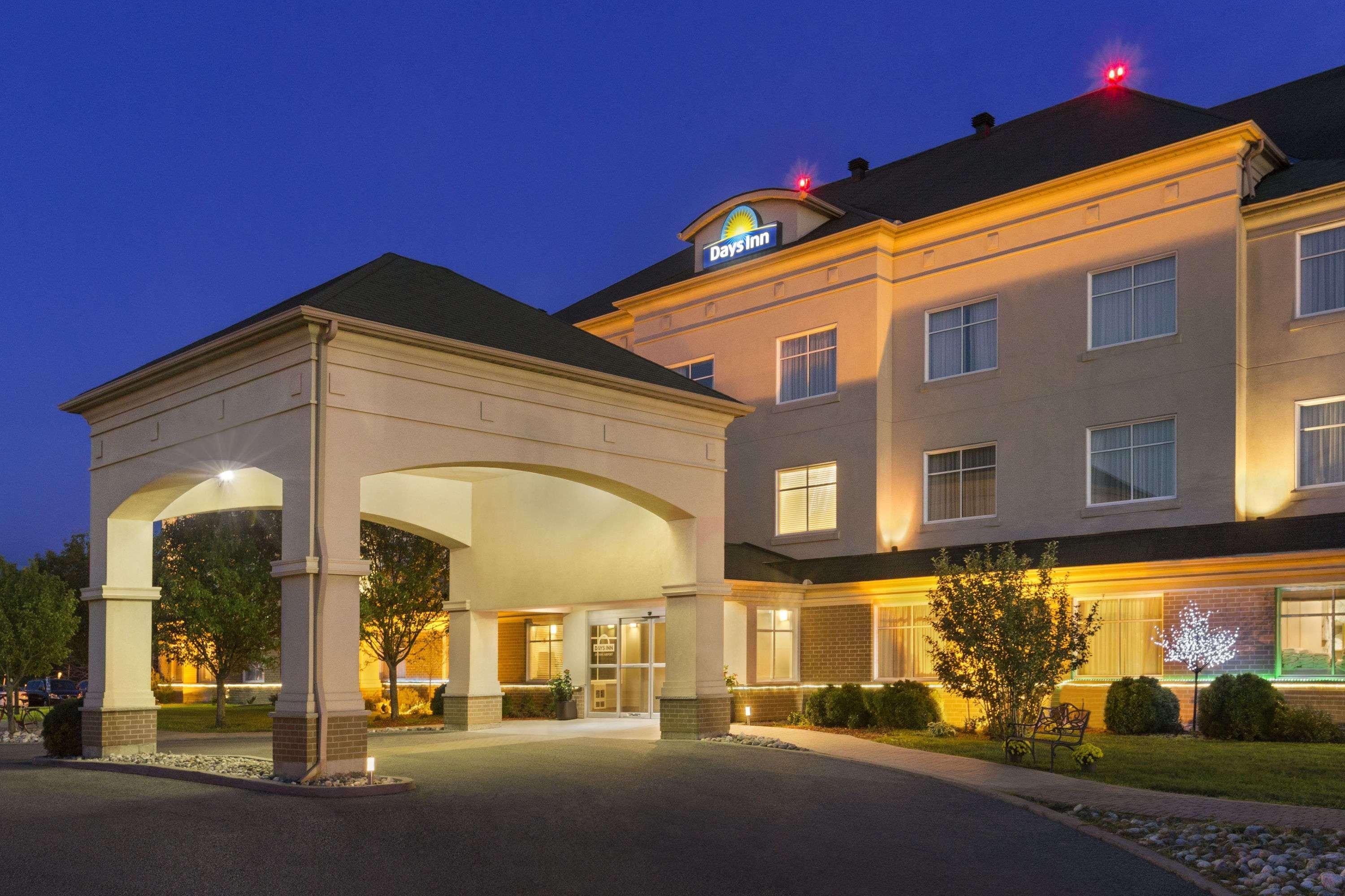 Days Inn By Wyndham Ottawa Airport Экстерьер фото