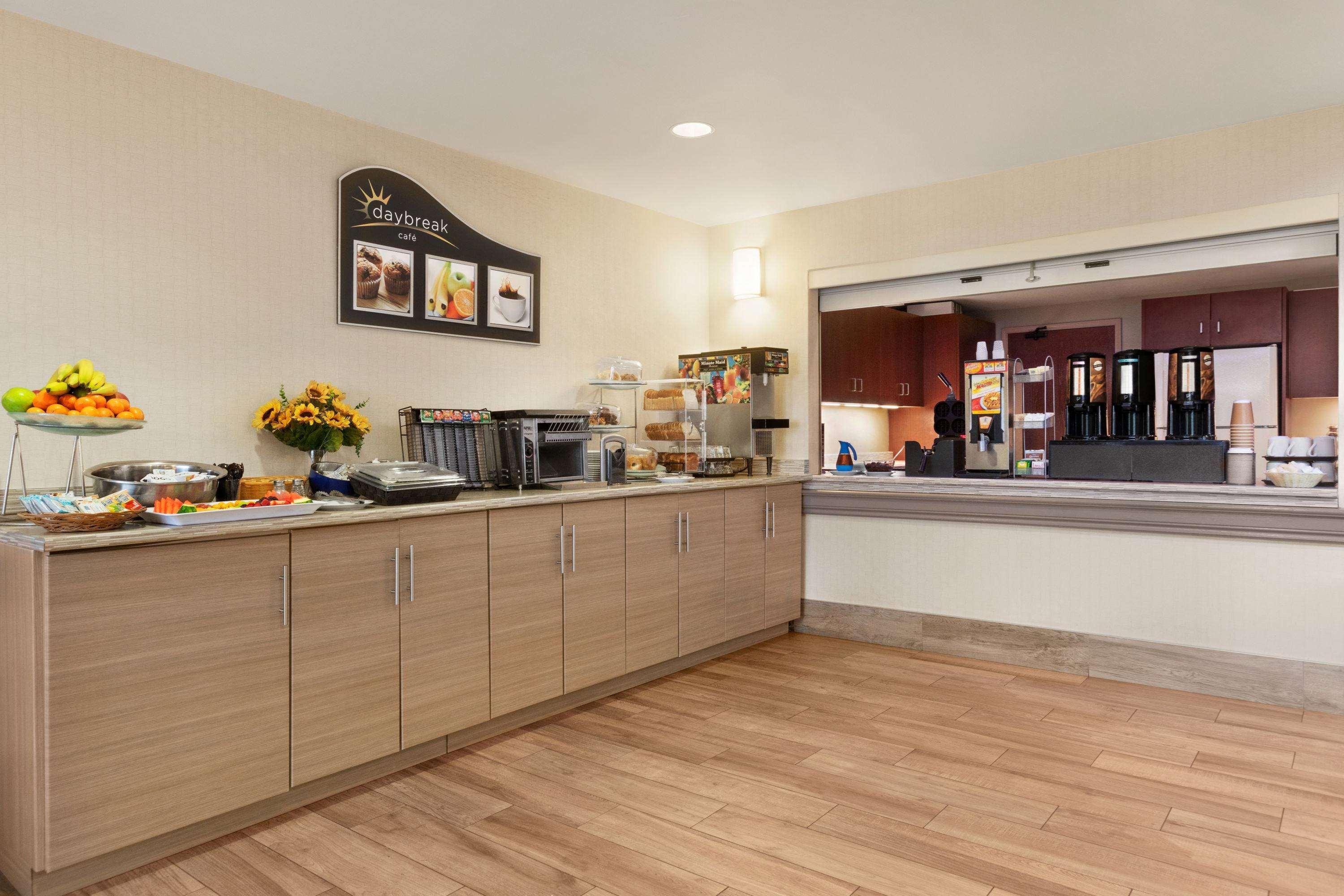 Days Inn By Wyndham Ottawa Airport Экстерьер фото