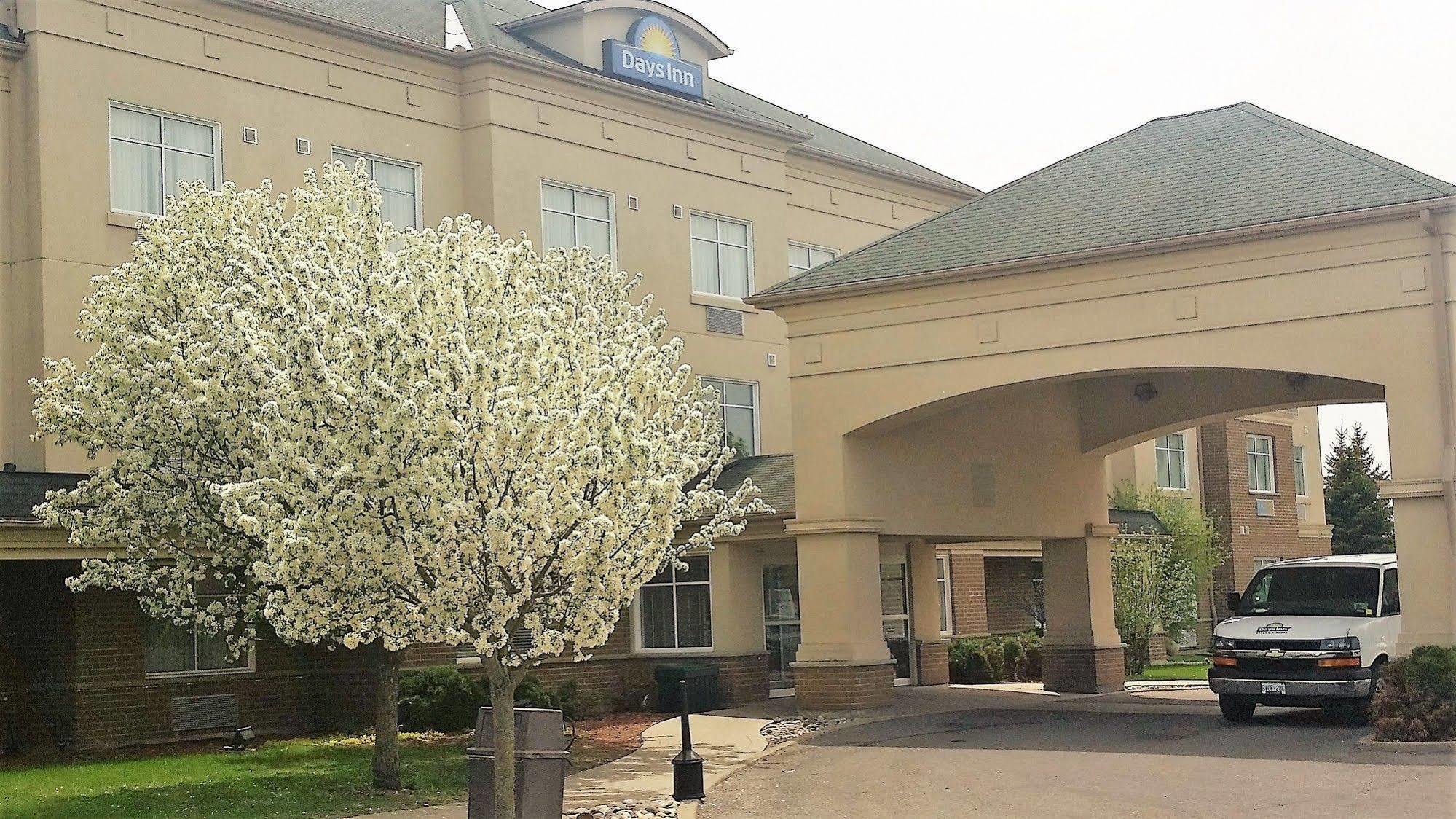 Days Inn By Wyndham Ottawa Airport Экстерьер фото