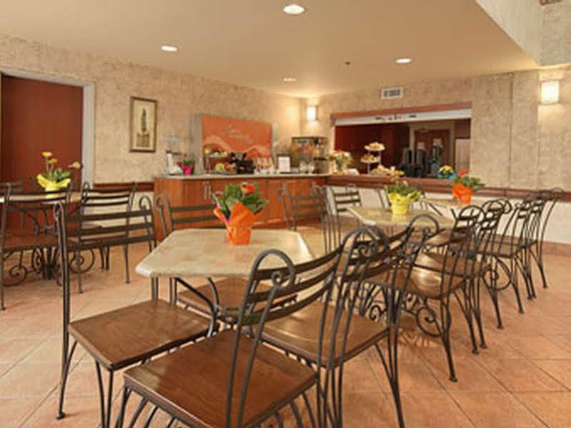 Days Inn By Wyndham Ottawa Airport Экстерьер фото