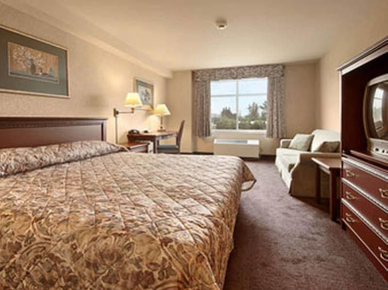 Days Inn By Wyndham Ottawa Airport Экстерьер фото