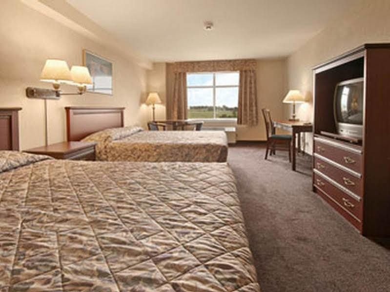 Days Inn By Wyndham Ottawa Airport Экстерьер фото