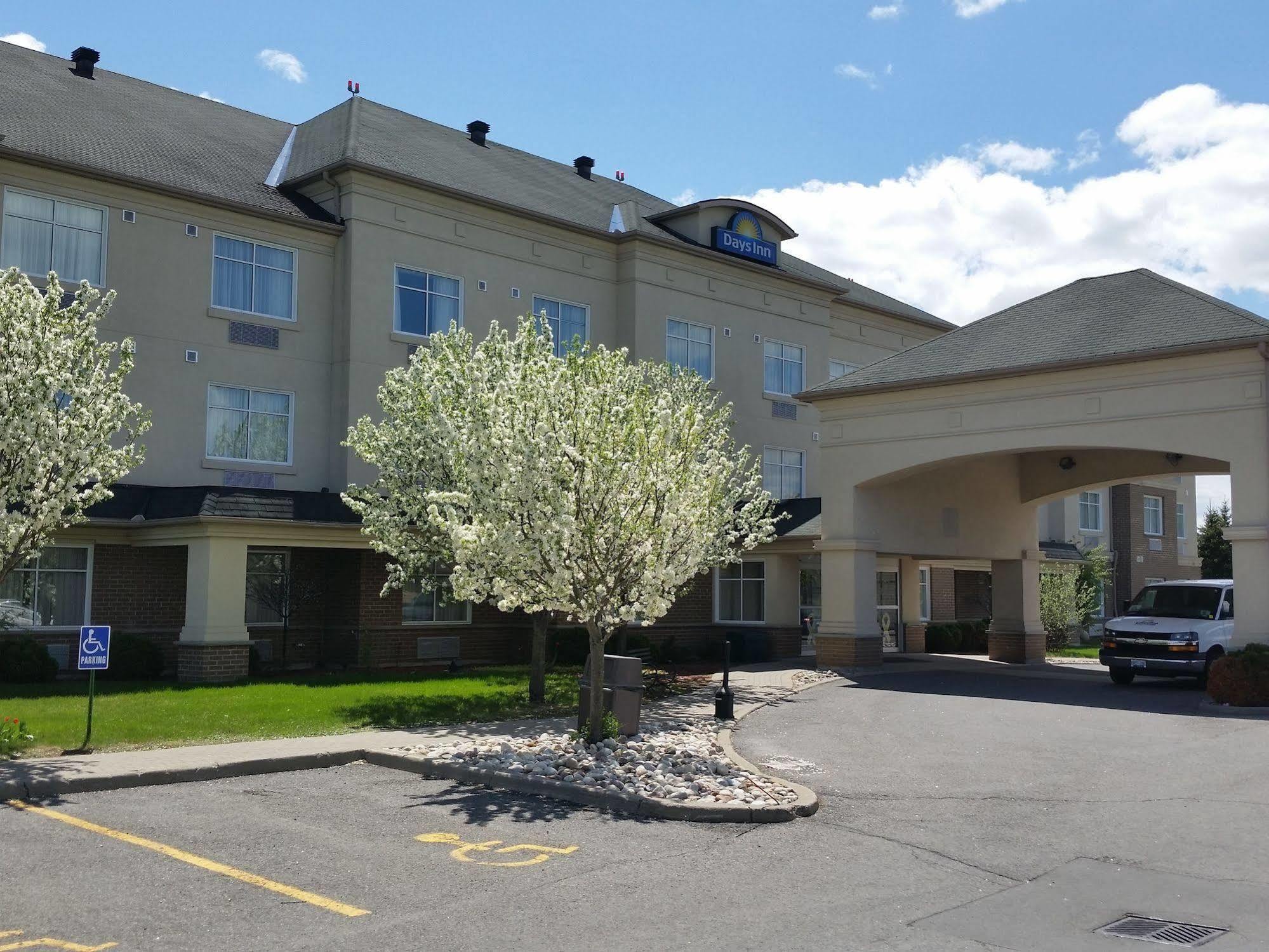 Days Inn By Wyndham Ottawa Airport Экстерьер фото