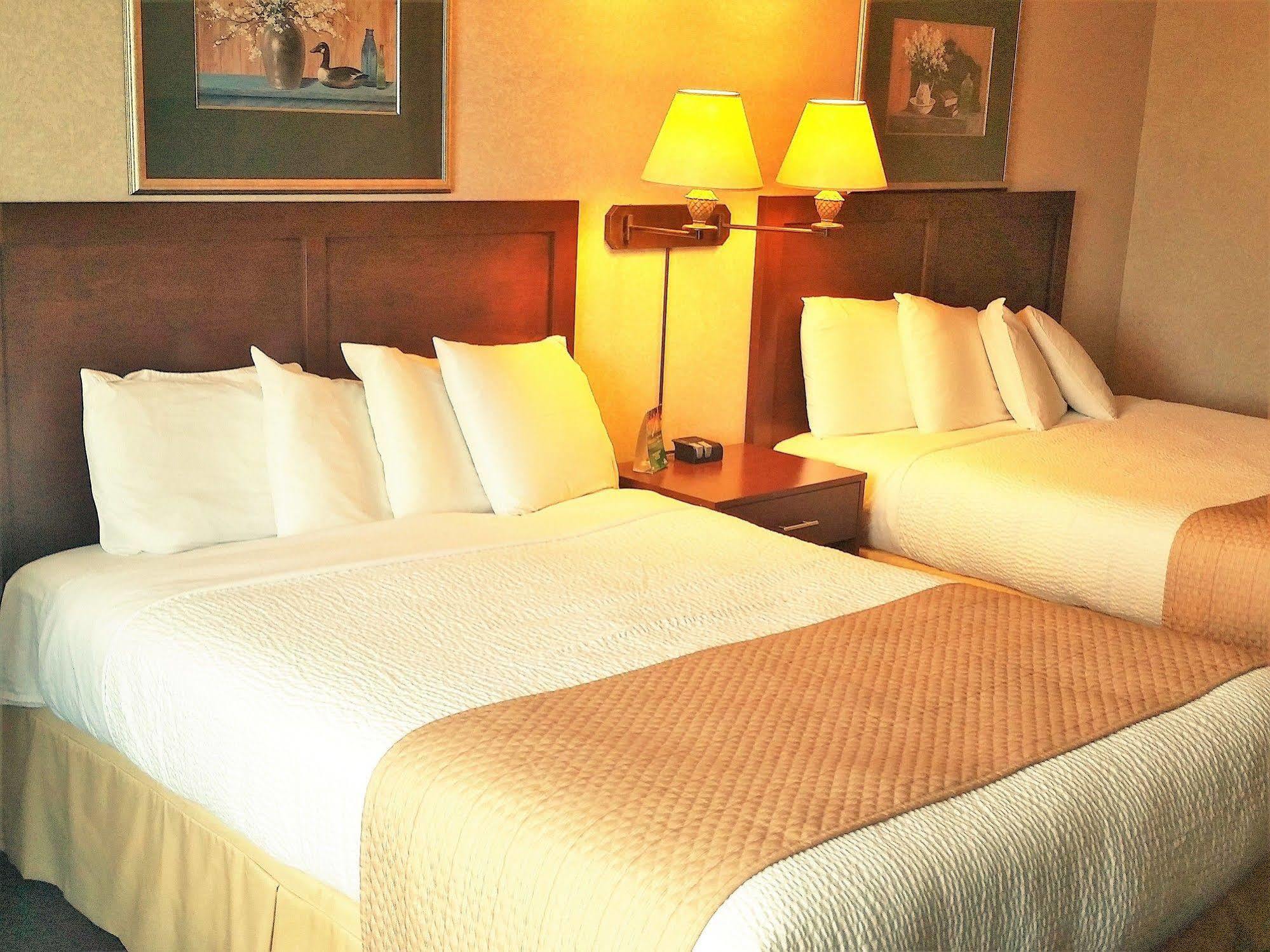 Days Inn By Wyndham Ottawa Airport Экстерьер фото