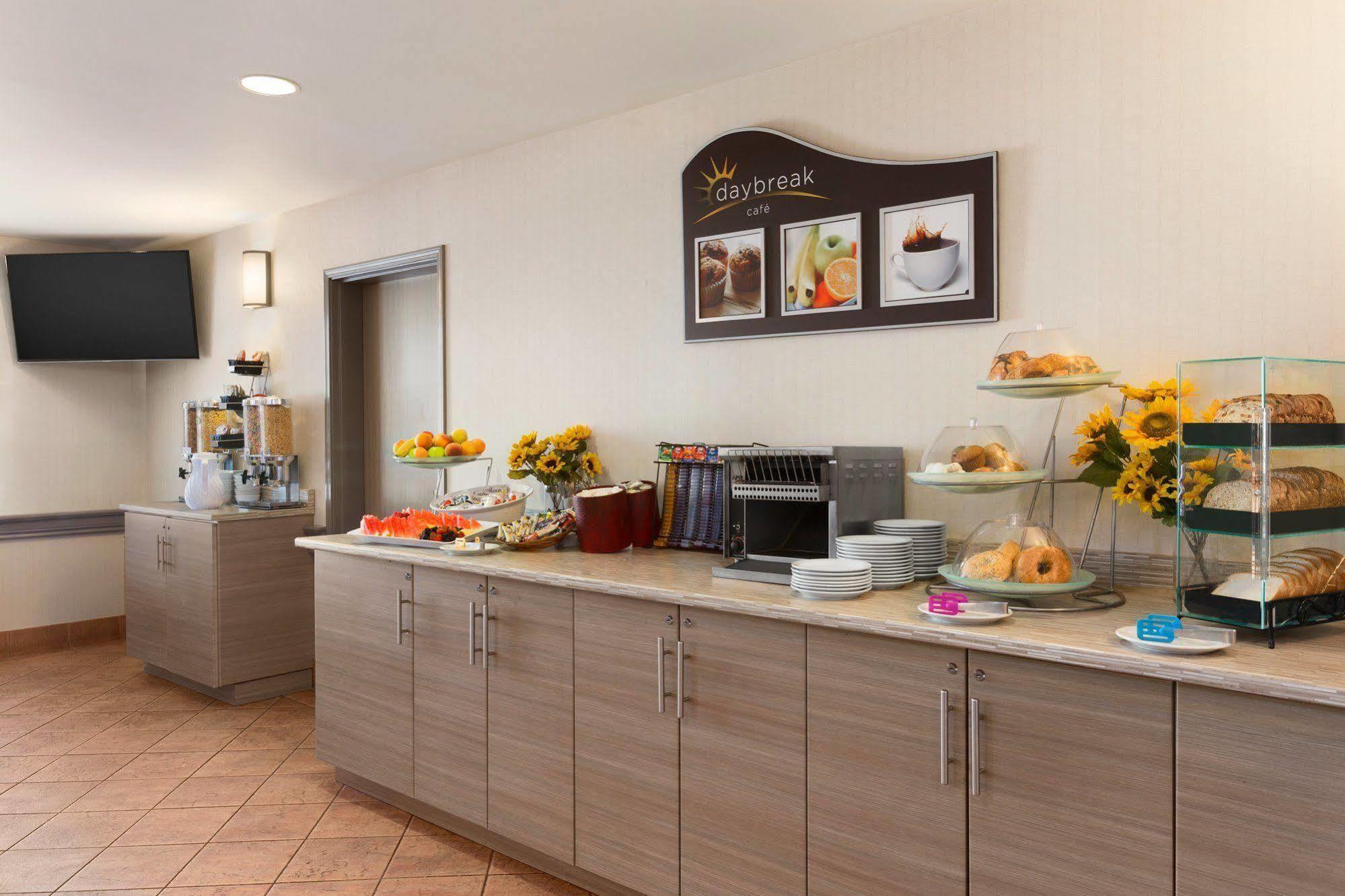Days Inn By Wyndham Ottawa Airport Экстерьер фото